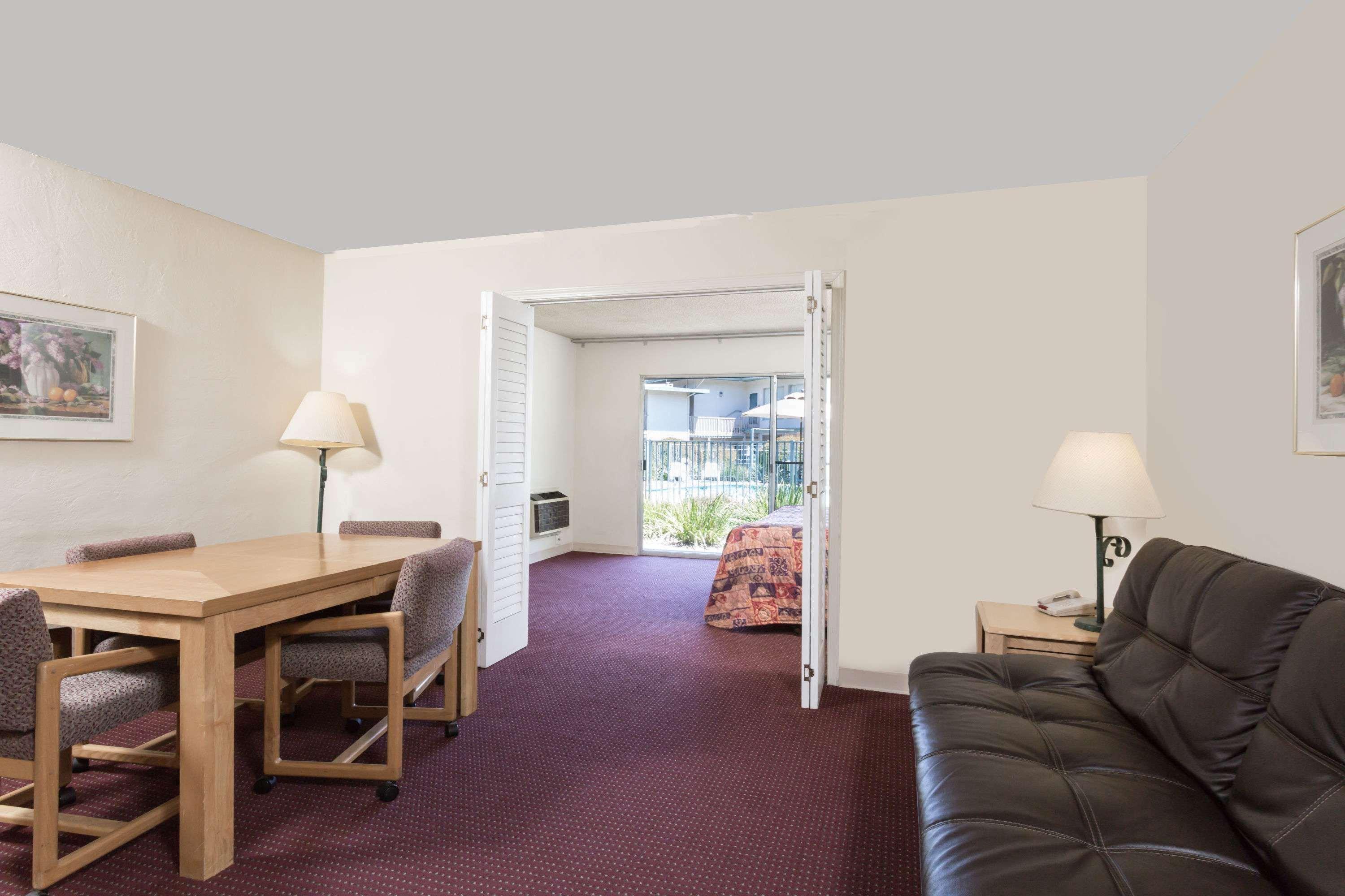 Days Inn By Wyndham Novato/San Francisco Exterior photo
