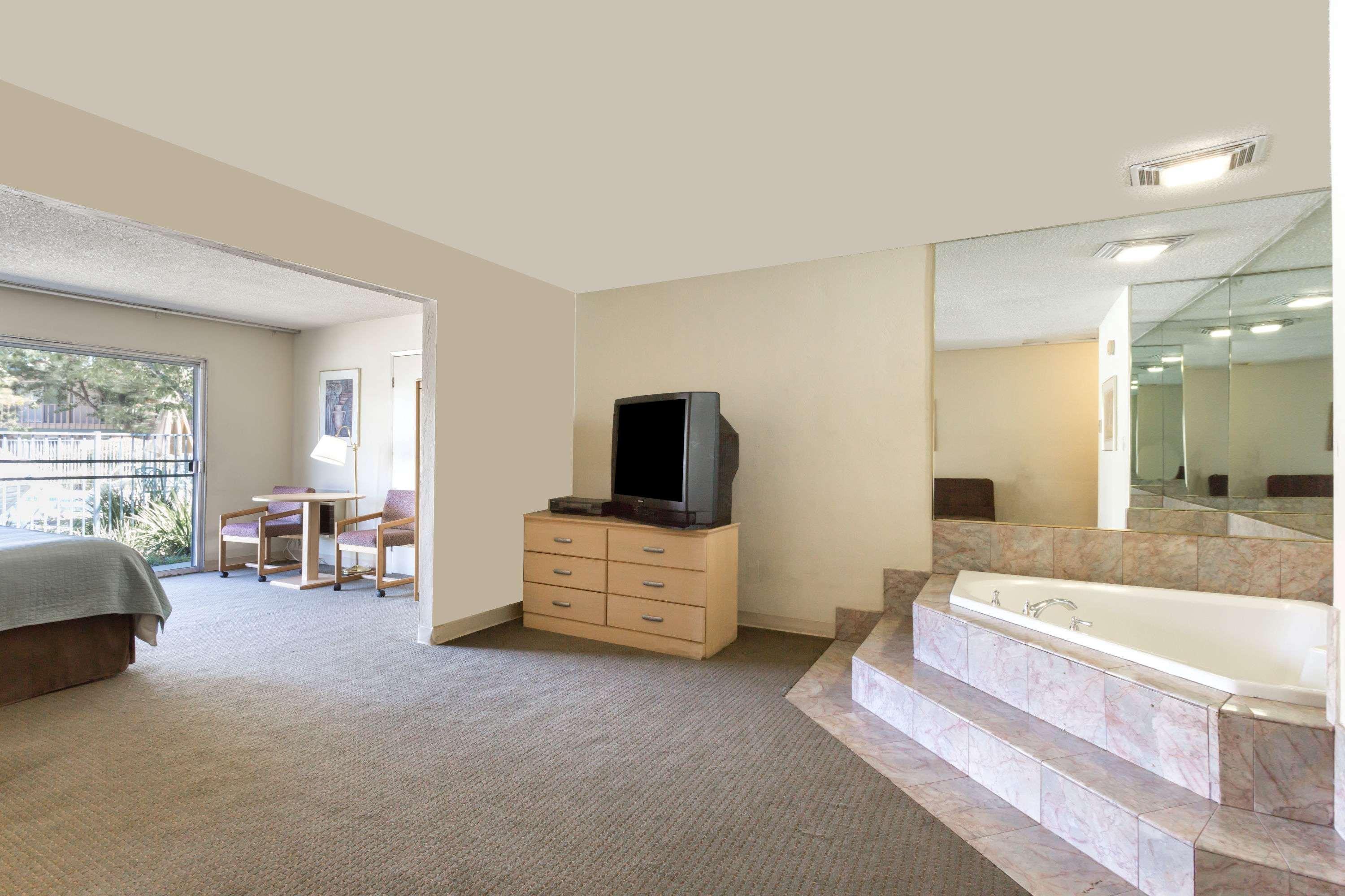 Days Inn By Wyndham Novato/San Francisco Exterior photo