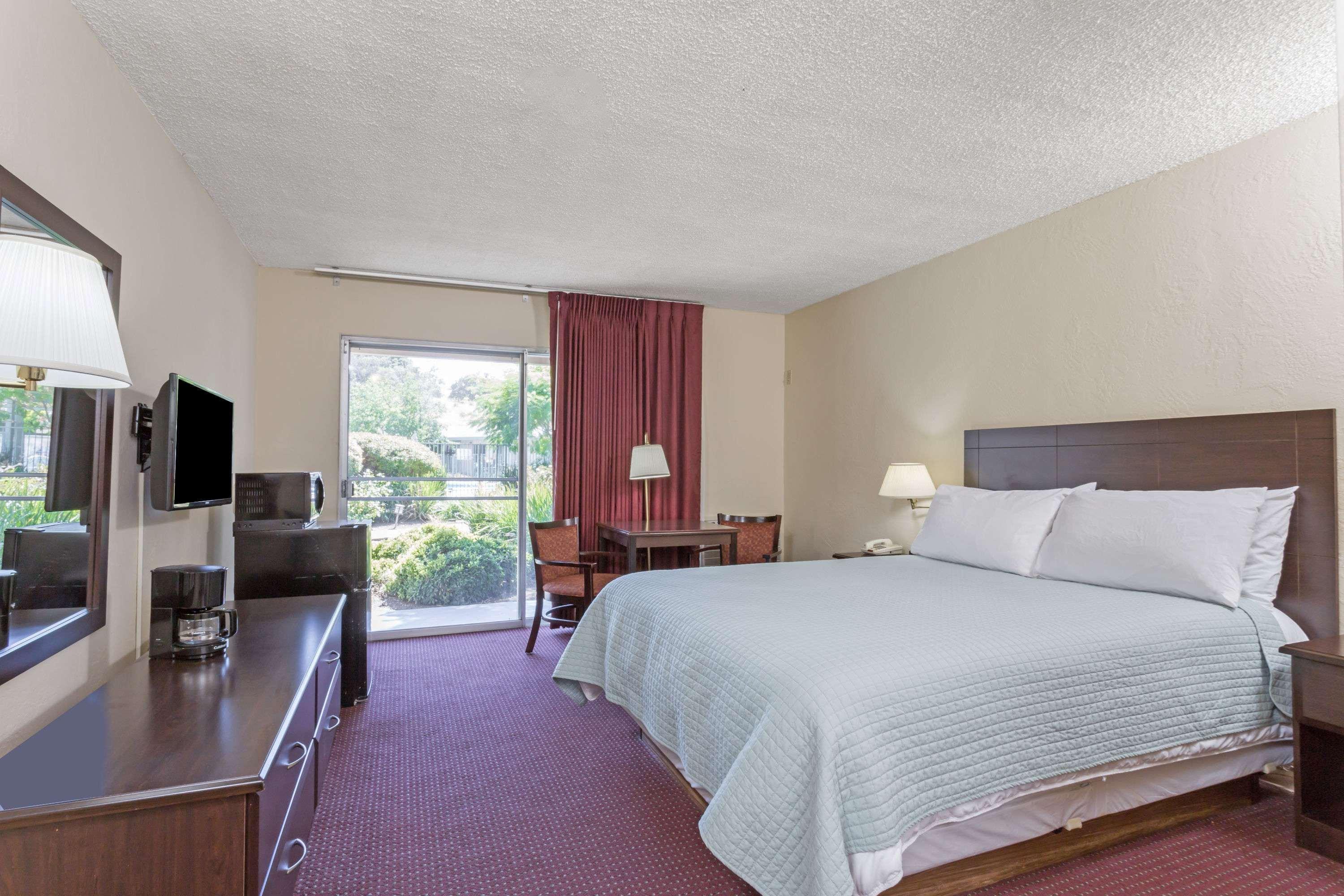 Days Inn By Wyndham Novato/San Francisco Exterior photo