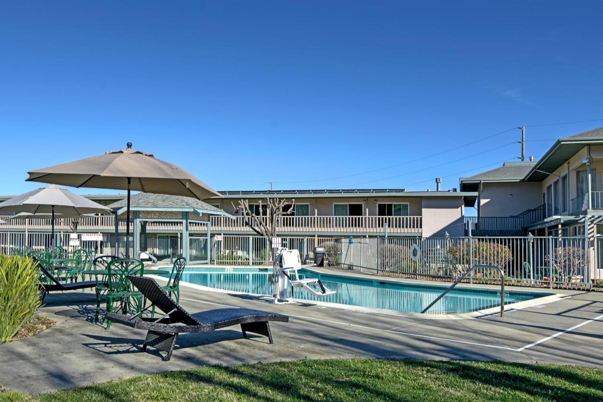 Days Inn By Wyndham Novato/San Francisco Exterior photo
